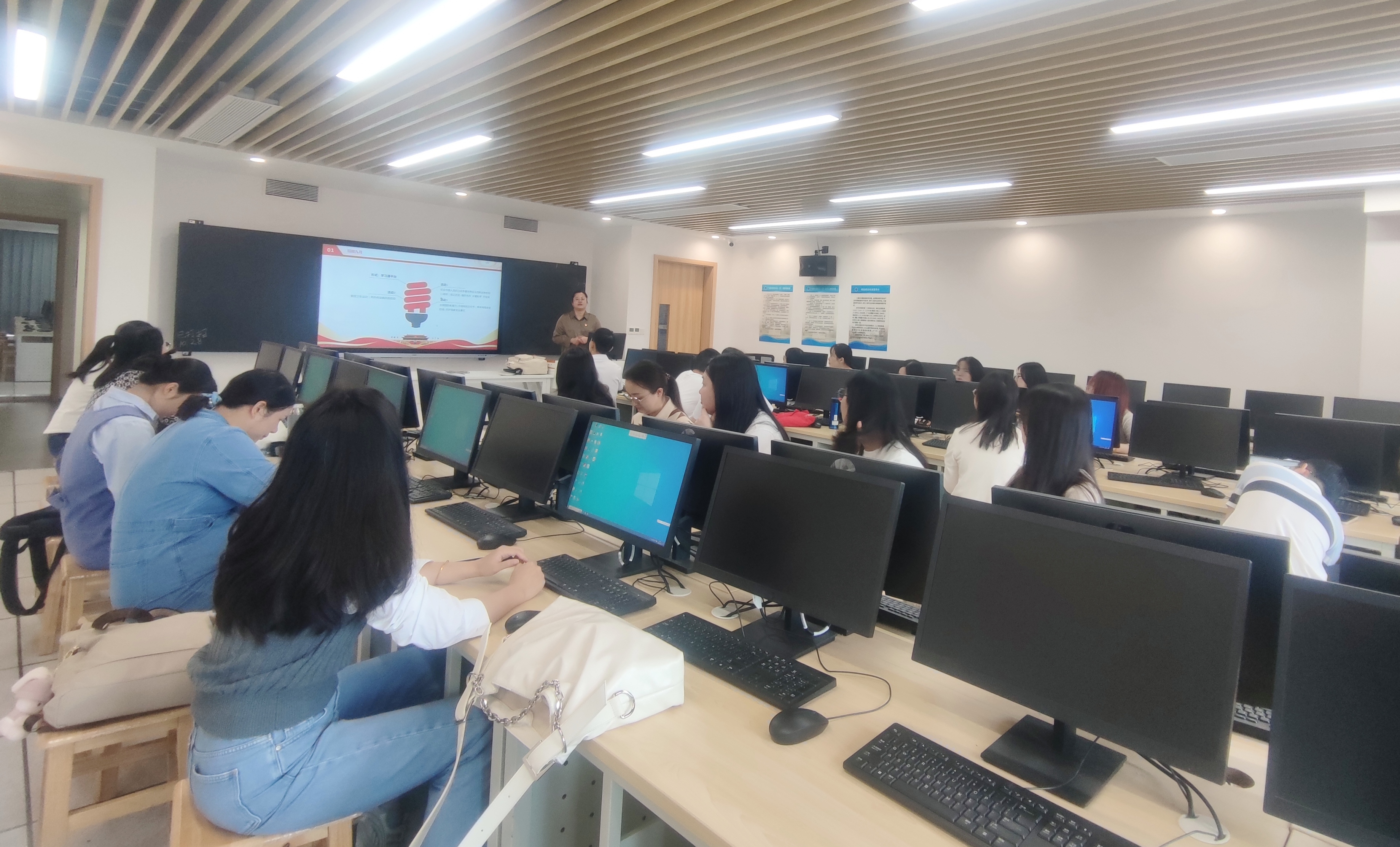 图1 教工第二党支部主题党日活动进行中.jpg